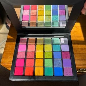 ColourPop "Coming In Haute" eyeshadow palette